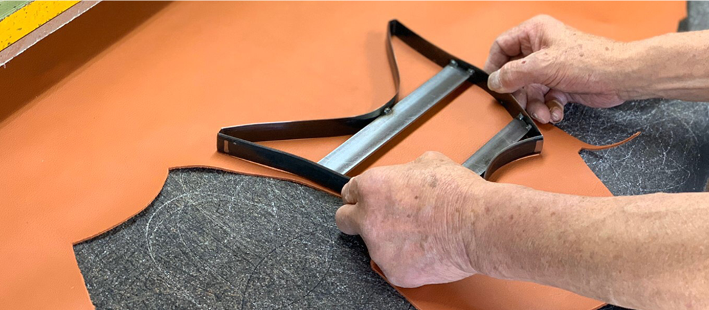 職人の革なめし加工